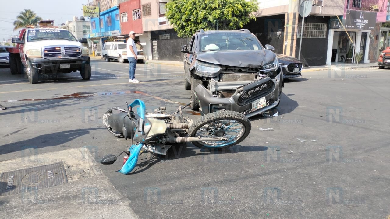 Motociclista resulta lesionado tras choque múltiple en el centro de Tepic